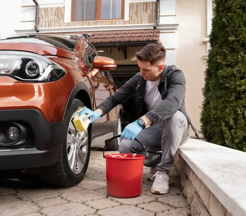 Lavage auto à domicile Vieux-Manoir : professionnel intervenant sur un véhicule